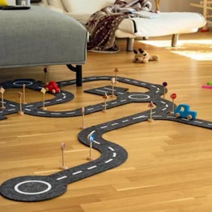 Circuit en feutre avec 2 voitures (2)_11zon